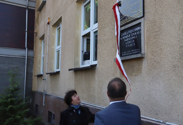 Na ścianie szkoły została odsłonięta tablica pamiątkowa. Odsłonił ją prezydent Radosław Witkowski i dyrektorka szkoły Iwona Dąbek.