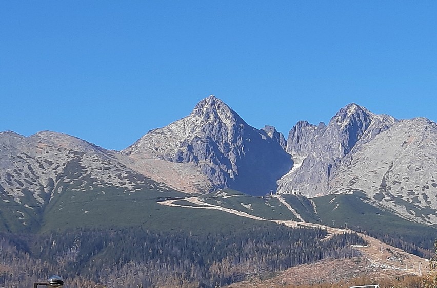 Widok na Tatry z Tatrzańskiej Łomnicy.