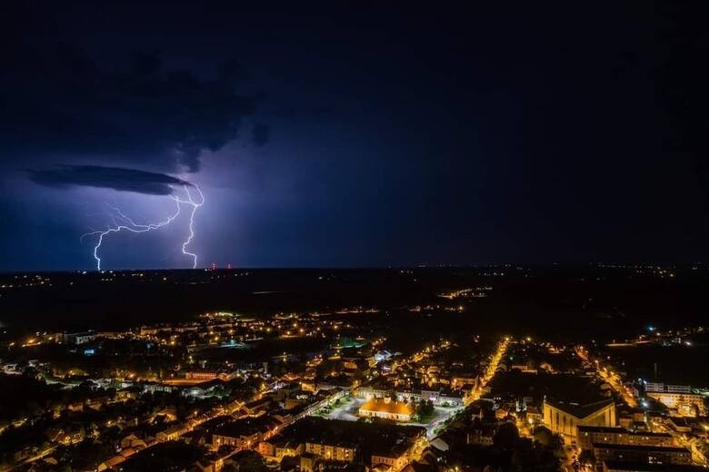 Burza w nocy z wtorku na środę nad powiatem staszowskim....