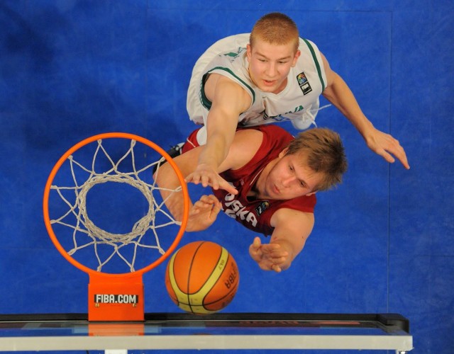 Przemysław Karnowski ma niespełna 20 lat i od roku gra w seniorskiej reprezentacji kraju.