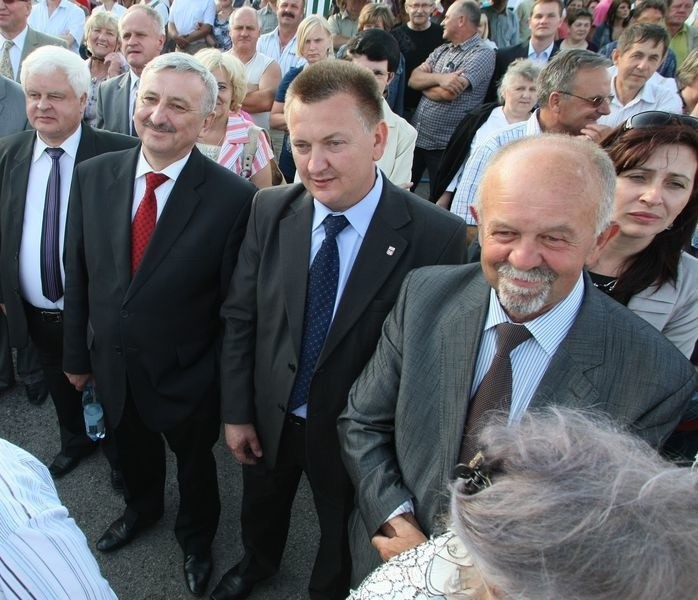 Od lewej wójt Nowin Stanisław Barycki, starosta kielecki...