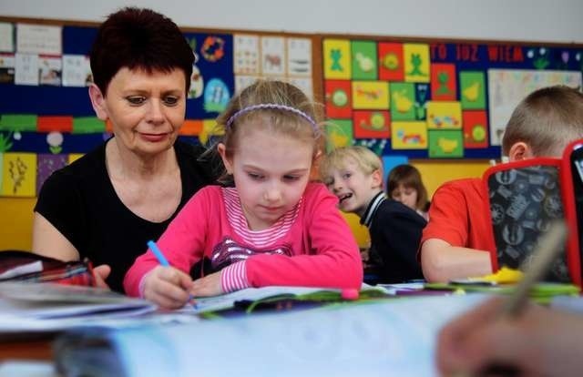 We wrześniu do szkół podstawowych pójdą 6-latki urodzone pomiędzy styczniem a czerwcem 2008 roku. Na zdjęciu Małgorzata Jagieła prowadząca lekcję w klasie 1b w Szkole Podstawowej nr 7 w Toruniu