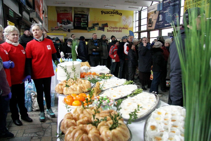 Lublin: Śniadanie wielkanocne dla bezdomnych, potrzebujących i podróżnych na Dworcu PKS (ZDJĘCIA, WIDEO)
