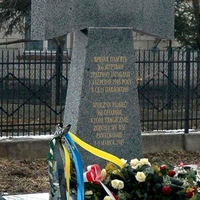 Pomnik na cmentarzu w Pawłokowie, gdzie spoczywają ofiary AK.