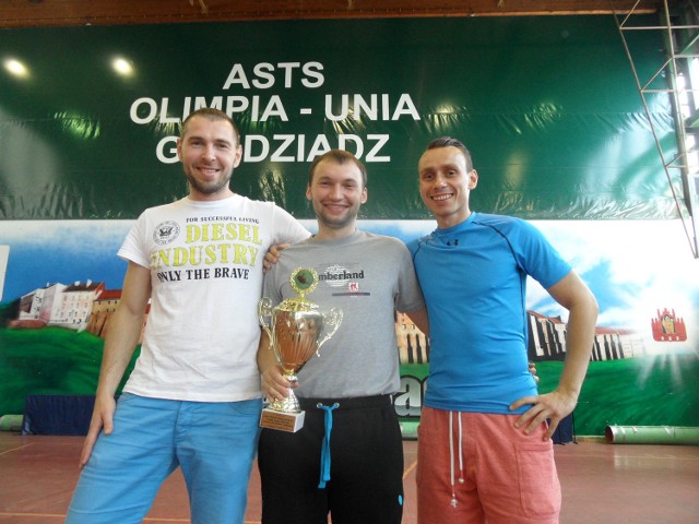 Jarosław Żmudenko (Olimpia-Unia Grudziądz, w środku) z trofeum - Pucharem Prezydenta Grudziądza. Obok poprzedni triumfatorzy tego turnieju. Z lewej Bartosz Such, z prawej Paweł Chmiel.