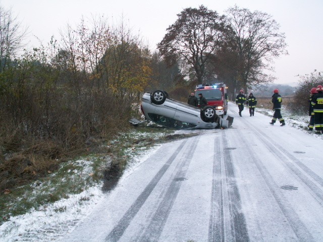Do pierwszego wypadku doszło w okolicy Trzemeszna. Nissan almera wpadł w poślizg i dachował.
