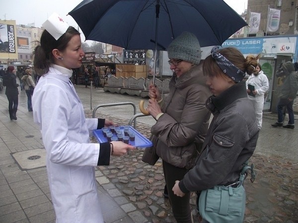 Happening w Poznaniu: pielęgniarki częstują przechodniów płynem Lugola