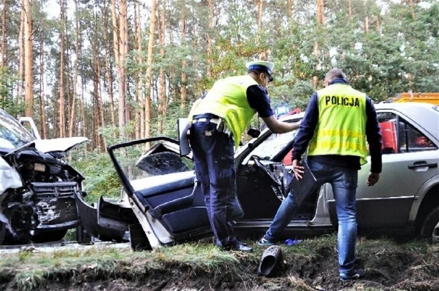 W powiecie szamotulskim, między Piotrowem a Obrzyckiem doszło do zderzenia samochodu osobowego i busa. Nie żyją dwie osoby, policja przygotowała objazdy.