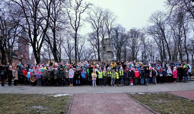 Inowrocławski Oddział PTTK wspólnie z ZSP im. Jana Pawła II , Towarzystwem Pamięci Powstania Wielkopolskiego 1918-1919 Koło w Inowrocławiu, Kołem nr.7 ZŻWP w Inowrocławiu zorganizowali „Nocny rajd pieszy z okazji 100. rocznicy wybuchu zwycięskiego Powstania Wielkopolskiego”. Celem rajdu było uczczenie pamięci bohaterstwa powstańców, zapoznanie uczestników marszu ze znaczeniem tego zbrojnego czynu oraz propagowanie wśród młodzieży szkolnej turystyki kwalifikowanej i krajoznawstwa.  Po zapaleniu zniczy pod pomnikiem Powstańców Wielkopolskich i wspólnym zdjęciu uczestnicy autokarami udali się do ZSP im. Jana Pawła II w Kościelcu. Tam młodzież zwiedziła szkołę oraz wzięła udział w konkursie wiedzy o Powstaniu Wielkopolskim oraz konkursie strzeleckim z broni pneumatycznej. Najlepsi w konkursach otrzymali nagrody i dyplomy ufundowane przez Wojewodę Kujawsko-Pomorskiego, Starostę Inowrocławskiego, Drukarnię "Intro - Druk", Drukarnię "Pozkal" i Oddział PTTK w Inowrocławiu. Wręczono nagrody najmłodszym uczestnikom rajdu i Kolarskie Odznaki Turystyczne (małe brązowe) członkom KTR Kujawiak: Michałowi Dekańskiemu i Kacprowi Kaczmarkowi.  Legitymację członkowską PTTK otrzymał Kacper Sopoliński, a Odznaki Siedmiomilowe Buty w stopniu srebrnym: Jakub Felcynb, Szymon Magiera i Marciej Masek. Po zapadnięciu zmroku turyście pomaszerowali z pochodniami z Kościelca do Inowrocławia. W Parku Solankowym, przy tzw. pawiu zakończono rajd. Organizatorzy serdecznie dziękują wszystkim gościom i osobom zaangażowanym przy organizacji imprezy. Podziękowania składają 200 uczestnikom, którzy mimo trudnych warunków pokonali wyznaczona trasę. 100-lecie wybuchu Powstania Wielkopolskiego marszem uczcili uczniowie i nauczyciele szkół: SP 1, 2, 4, 5, 11, 14, 16 i SP Integracyjnej, OWDiR z Inowrocławia, SP w Złotnikach Kujawskie. Na rowerach szlak przemierzali turyści z KTR Kujawiak.  