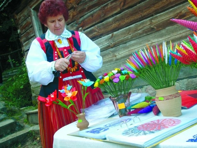 Halina Pajka z Kadzidła tworzenie wycinanek, kwiatów z bibuły, czy haftowanych serwetek traktuje jako hobby. Zauważa, że ludzie coraz częściej doceniają tradycyjne ludowe rękodzieło.