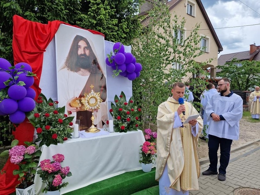 Boże Ciało. Procesja w parafii Chrystusa Dobrego Pasterza w Ostrowi Mazowieckiej