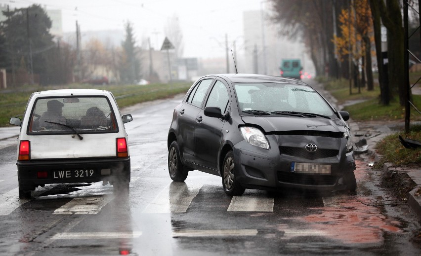 Wypadek na Warszawskiej w Łodzi. Dwie osoby zostały ranne [ZDJĘCIA]