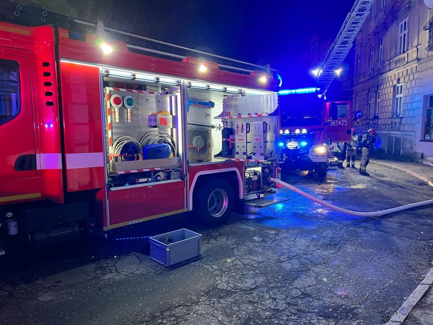 6 zastępów strażaków z PSP i OSP gasiło pożar poddasza kamienicy przy ul. Długosza w Przemyślu