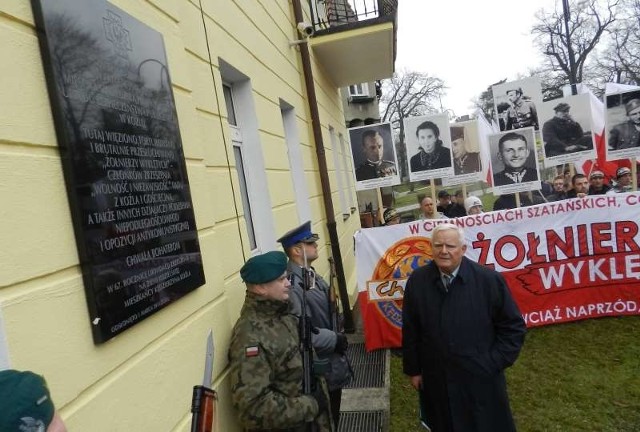 Odsłonięcie tablicy na budynku byłej katowni Urzędu Bezpieczeństwa