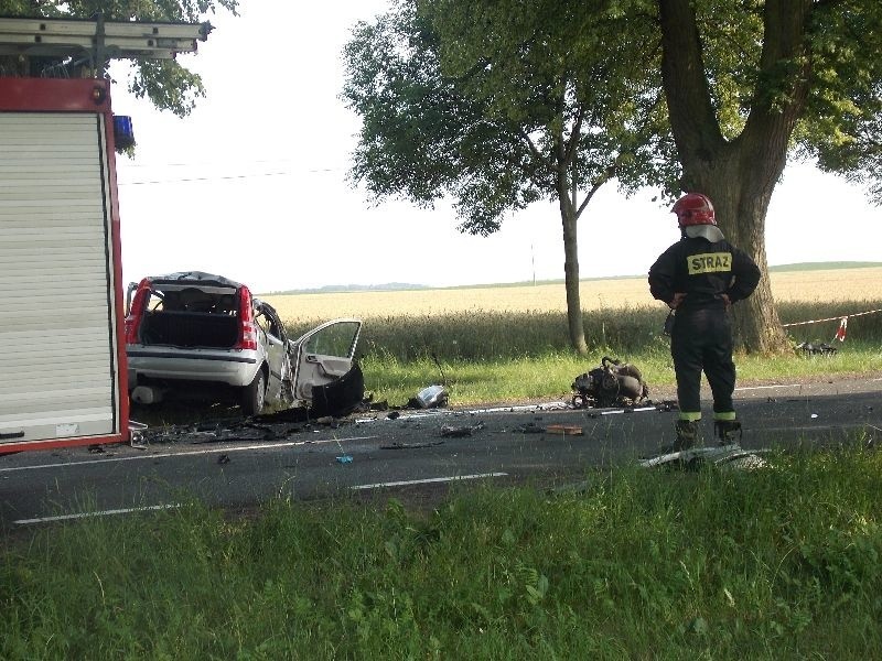 W zderzeniu trzech aut na drodze nr 22 zginęła jedna osoba.