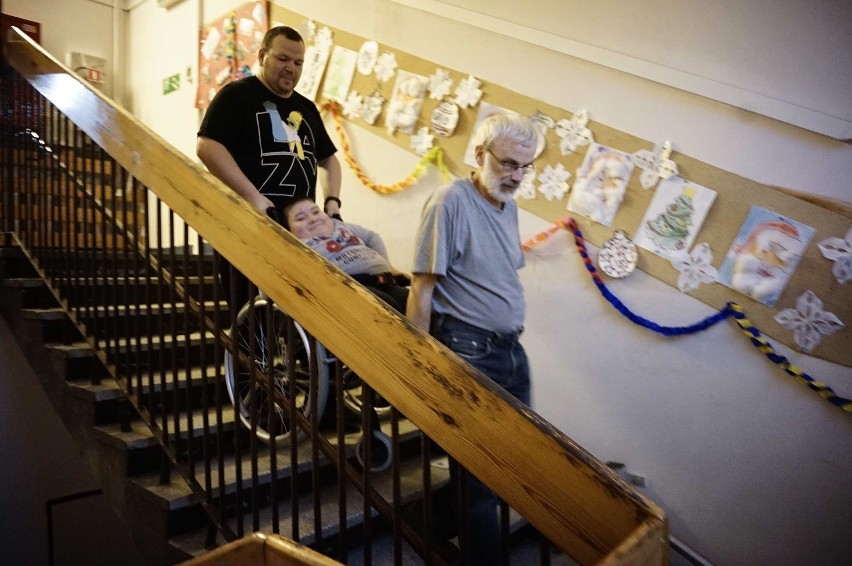 Człowiek Roku 2014: Trzej wujkowie wnoszą uczniów na piętro