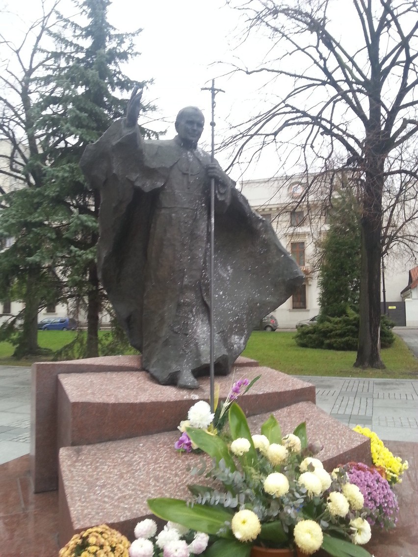Pijana młodzież zdewastowała pomnik Jana Pawła II przed łódzką katedrą [ZDJĘCIA]