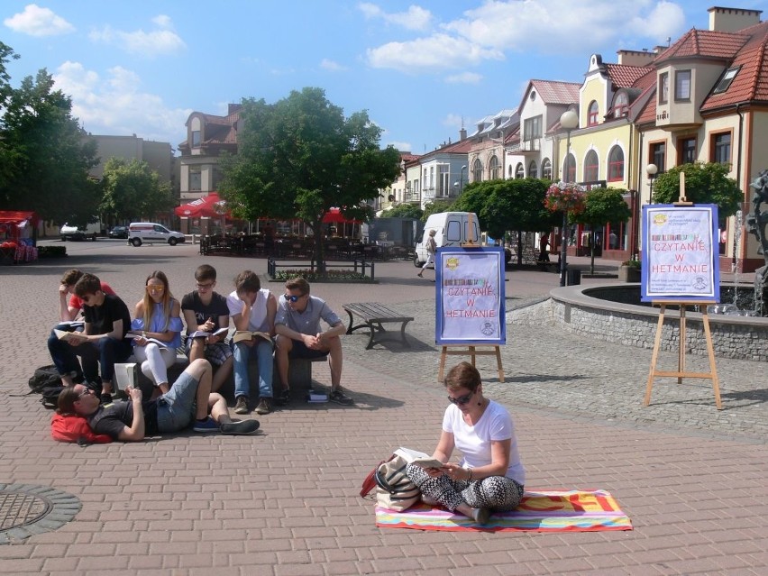 Uczniowie tarnobrzeskiego Hetmana promowali czytanie na Placu Głowackiego