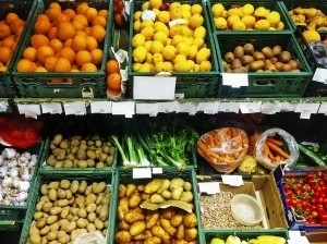 Ceny na buskim bazarze. Stragany uginają się od warzyw i owoców 