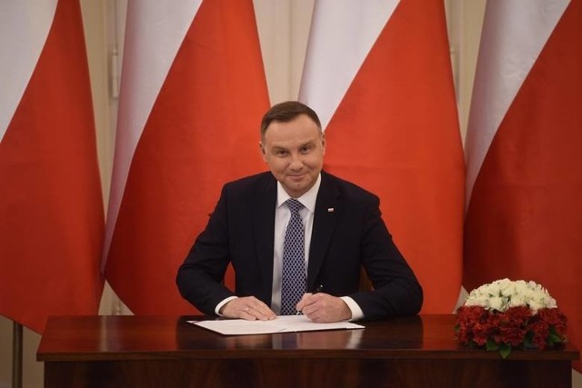 Tarcza antykryzysowa z podpisem prezydenta Andrzeja Dudy