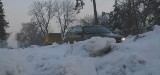 Jak w filmie Barei: urzędnicy spierają się, kto ma odśnieżać chodnik przy Lublinieckiej w Oleśnie. A śniegu i lodu przybywa