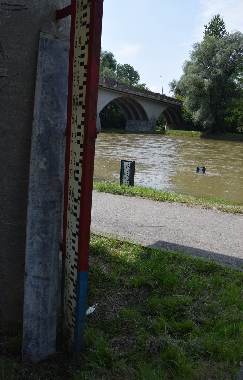 Deszcz dał o sobie zapomnieć tylko na trzy dni, a wody w rzekach Małopolski zachodniej nie ubyło [ZDJĘCIA]