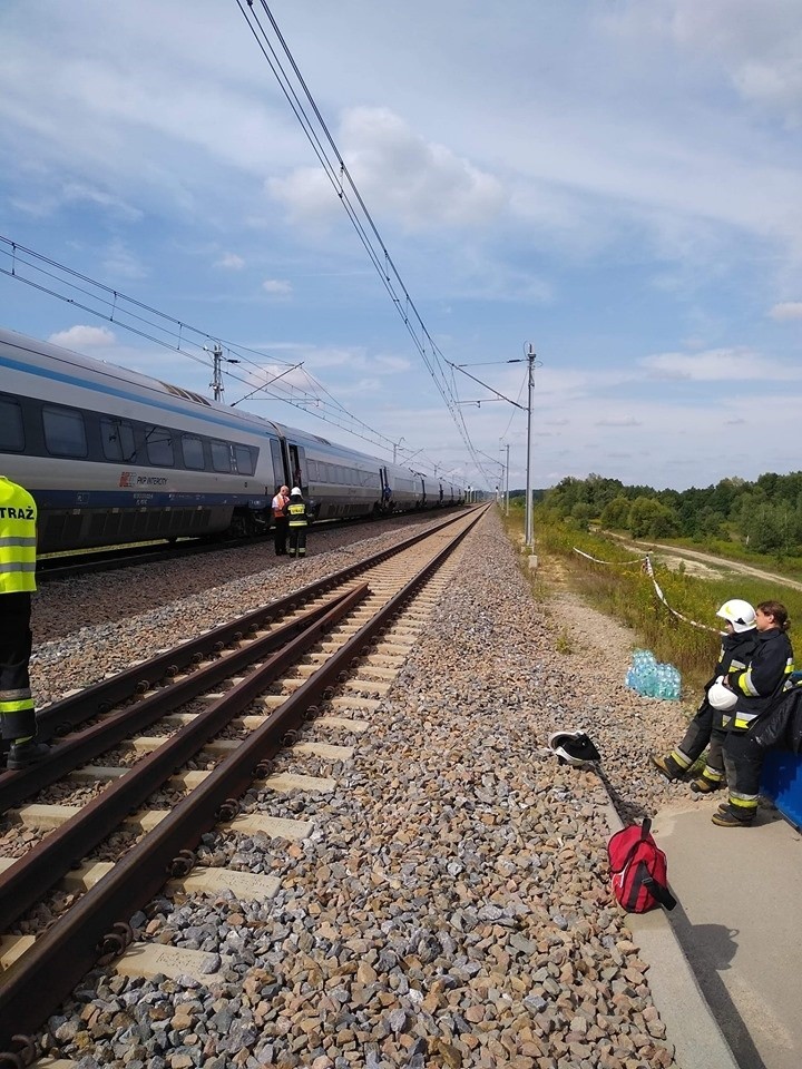 Ewakuacja Pendolino na Centralnej Magistrali Kolejowej w powiecie tomaszowskim. Policja szuka sprawców kradzieży trakcji [FOTO]