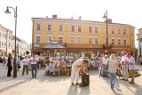 Tarnów. Śpiewali pieśni patriotyczne na pl. Sobieskiego [ZDJĘCIA]