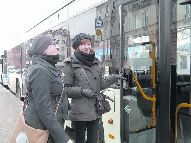 Hanna Rutka (z lewej, na zdjęciu z koleżanką Agnieszką Szczęsną), która rok temu chwaliła pomysł uruchomienia linii autobusowej, zdania nie zmieniła. - Żyjemy przecież koło siebie i taka wspólna linia jest czymś naturalnym - mówiła nam wczoraj.