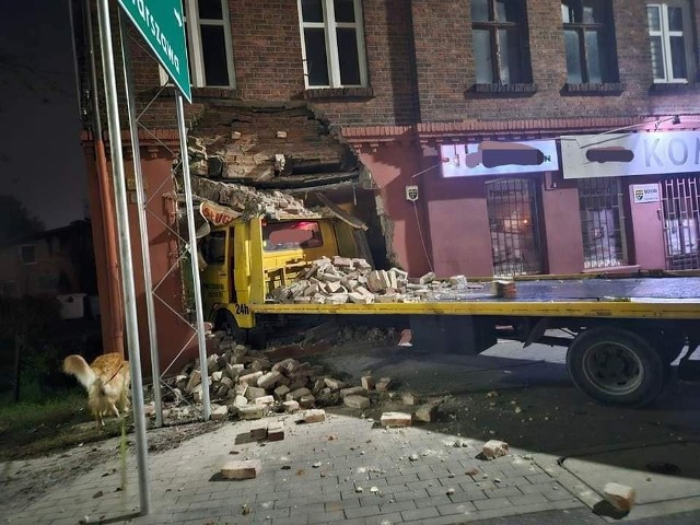 Laweta wjechała w kamienicę przy Szosie Chełmińskiej 104 w Toruniu. Wcześniej najechała na leżącą na jezdni oponę samochodu ciężarowego