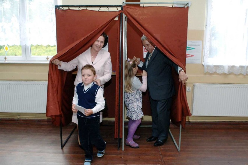 Andrzej Lepper oddaje głos w wyborach