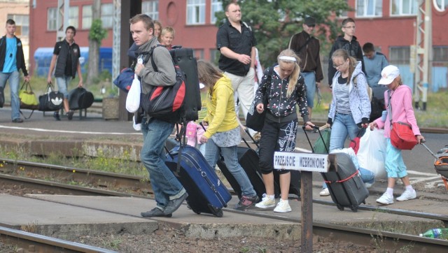 "Przejście Wzbronione&#8221;. Jak poruszać się między peronami? Już wiemy, że podróżni wybrali dobrą drogę. Podczas trwania prac remontowych można przechodzić po szynach. A tabliczka? Będzie zasłonięta.