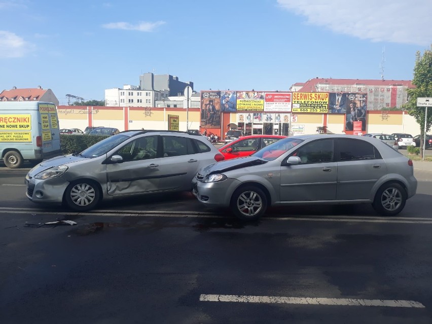 Przy Pasażu Zielińskiego zderzyły się dwa samochody osobowe