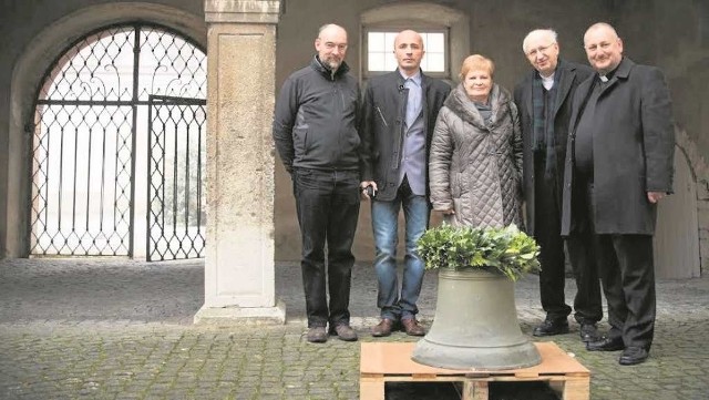 Podczas uroczystego przekazania dzwonu w Eichstätt (stoją od lewej): Thomas Winkelbauer, Paweł Korczyk, Regina Luranc, ks. Isidor Volenhaus oraz ks. Andrzej Zając