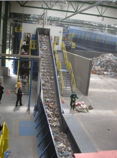 Dzięki nowemu systemowi gospodarki odpadami, śmieci zamiast na dzikie wysypiska, trafią do takich nowoczesnych sortowni jak ta w Siedliskach koło Ełku.