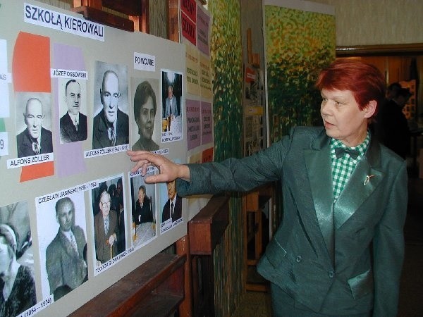 Maria Ollick, nauczycielka ZSZ nr 1 pokazuje  poczet dyrektorów w dawnej zawodówce.