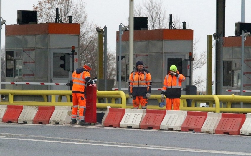 Nowe zasady opłaty za autostradę. Zdezorientowani kierowcy i mnóstwo patroli na A4 pod Wrocławiem [ZDJĘCIA]