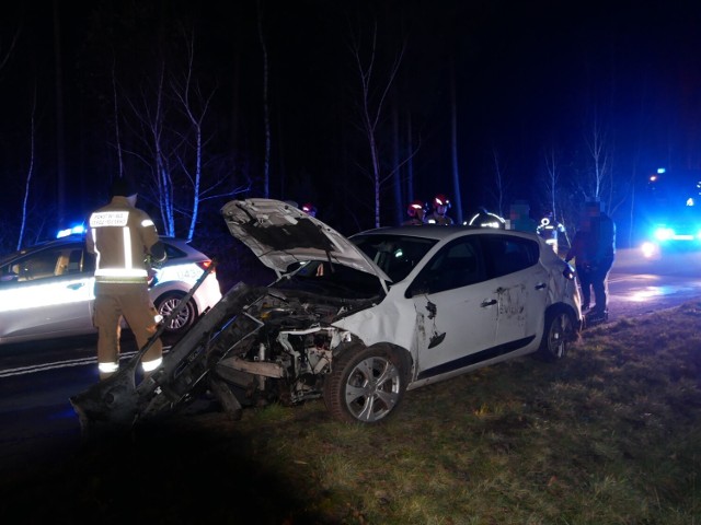 Jeszcze przed przyjazdem służb ratunkowych świadkowie zdarzenia ewakuowali poszkodowaną z pojazdu i postawili auto na koła.