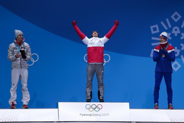Trwa konkurs drużynowy konkurs skoków narciarskich o mistrzostwo olimpijskiej. Polacy mają ogromne szanse na medal. 