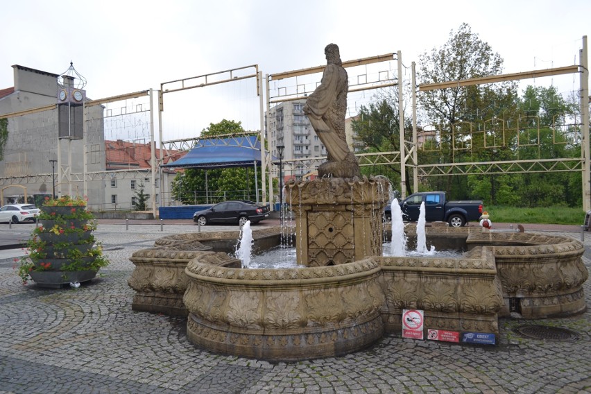 Na rynku w Mysłowicach stoi także fontanna. Wiosną i latem...