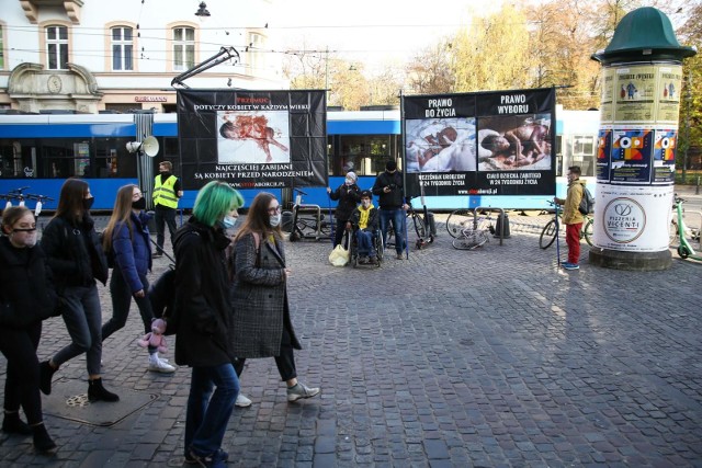 Radni chcą, aby tego typu treści nie można było prezentować w przestrzeni publicznej. Wojewoda uznał, że nie ma ku temu podstaw prawnych. Sprawę rozstrzygnie sąd