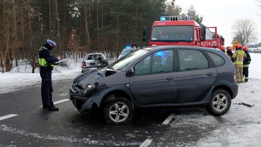 Wypadek na drodze krajowej 22 koło Rychnów 15.02.2021. Zderzenie trzech samochodów. Dwie osoby trafiły do szpitala. Zdjęcia