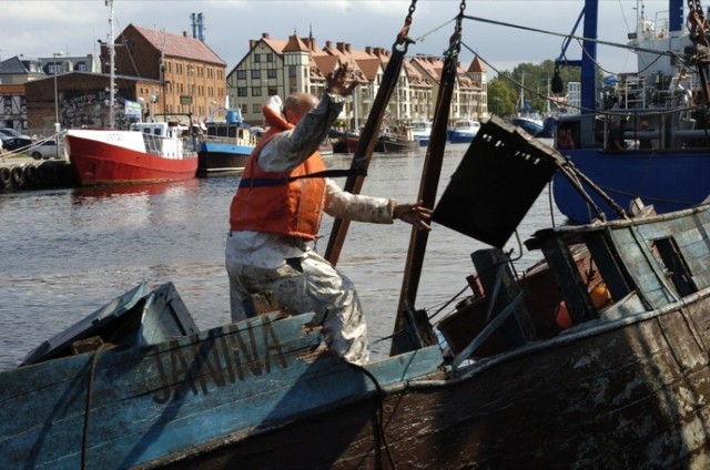 Podnoszenie kutra Janina trwało kilkanaście godzin, bo uszkodzona jednostka została zasypana mułem rzecznym