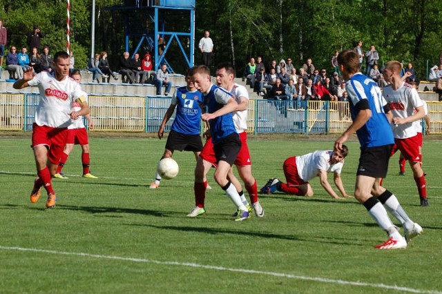 Stal Nowa Dęba (na niebiesko) gubiła u siebie punkty zdecydowanie za często, dlatego teraz drży o utrzymanie. Sporo zależeć będzie od skuteczności m.in. Karola Wilka (nz. uderza).