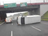 Wypadek na DTŚ w Rudzie Śląskiej Chebziu. Wywrócona furgonetka zatarasowała jezdnię