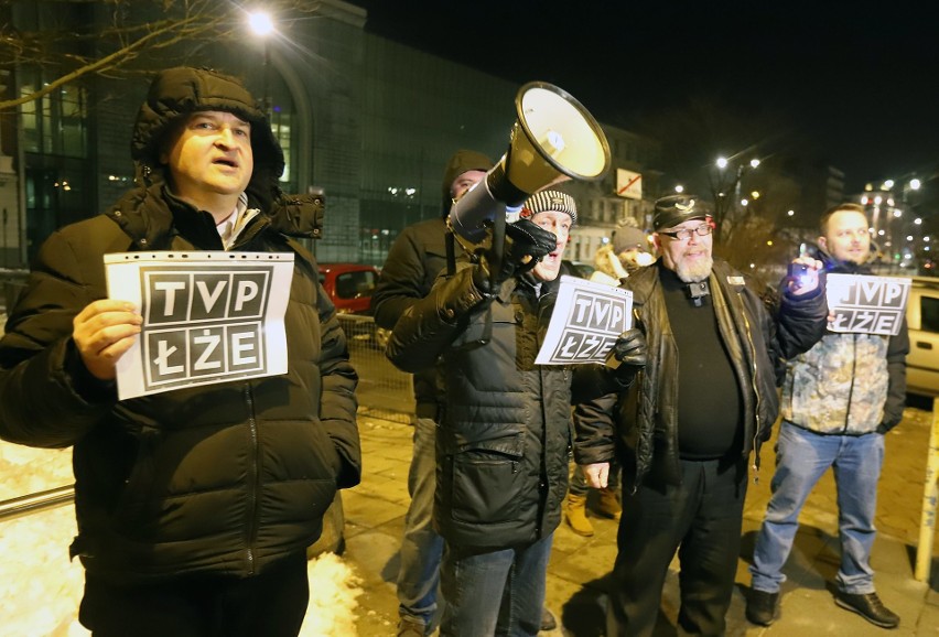 Protest przed TVP3 w Łodzi przeciwko publicznej telewizji [ZDJĘCIA FILM]