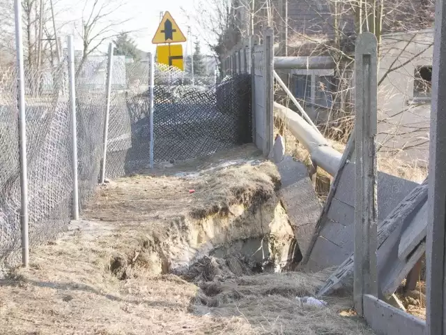 Drogowcy już zapowiadają, że dziura w tym roku nie zniknie. Trzeba najpierw wykonać dokumentację, a to zajmie sporo czasu.