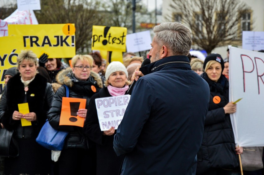 Strajk nauczycieli. Strajkujący zebrali się na placu Jana Pawła II w Zgierzu [FOTO, FILM]