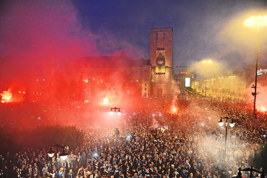 Lech Poznań mistrzem. Feta na placu Mickiewicza