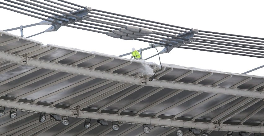 Odśnieżanie dachu Stadionu Śląskiego